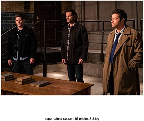 Supernatural Jared Padalecki, Jensen Ackles & Misha Collins koji stoje ispred stola gledajući njegovo rame 8 inča za 10 inča fotografije,