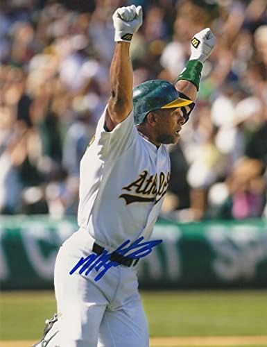 Akcija Miguel Tejada Oakland A potpisana 8x10 - Fotografije s autogramima MLB